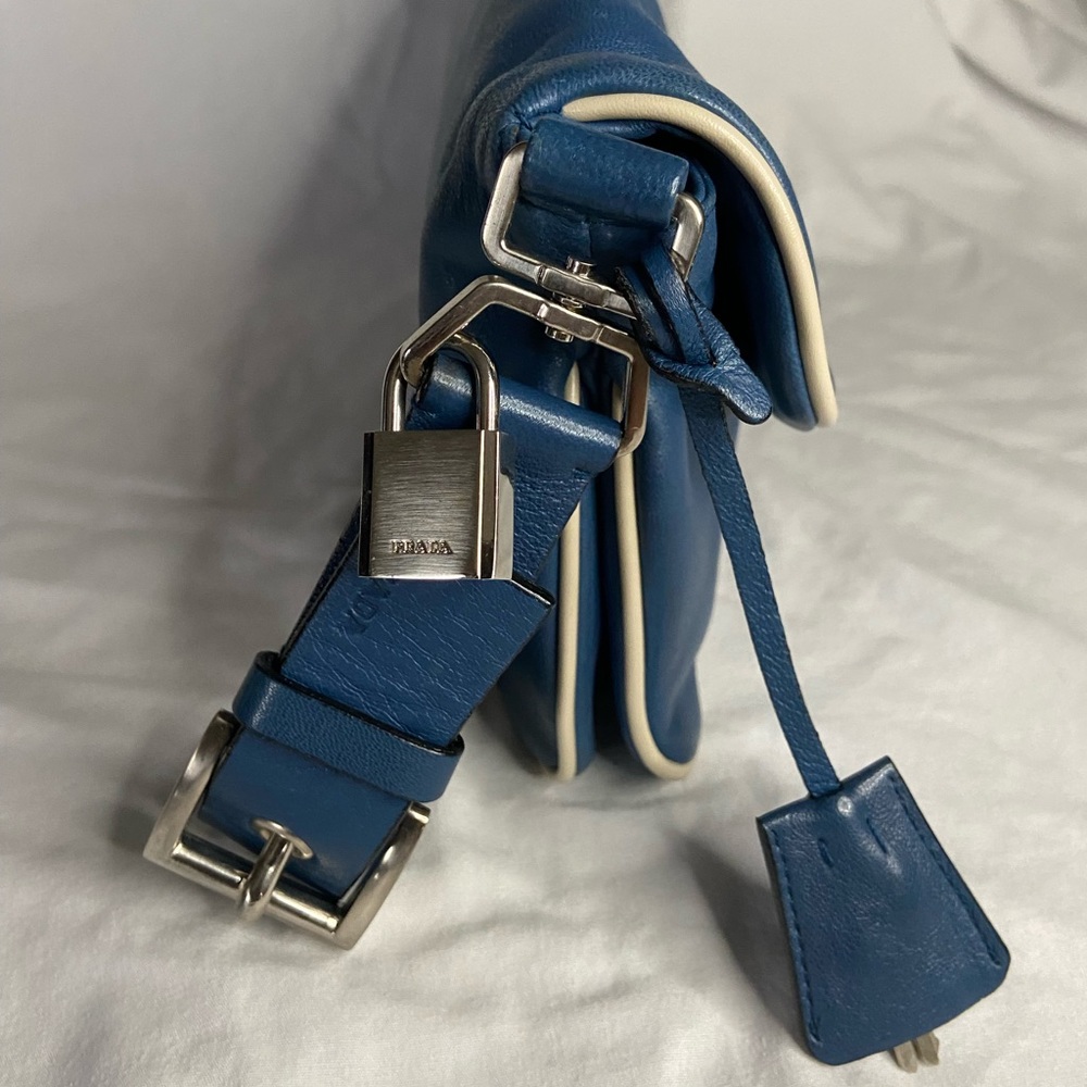 Prada vintage leather bag EXCELLENT CONDITION blue w white piping lock/keys - Picture 2 of 12